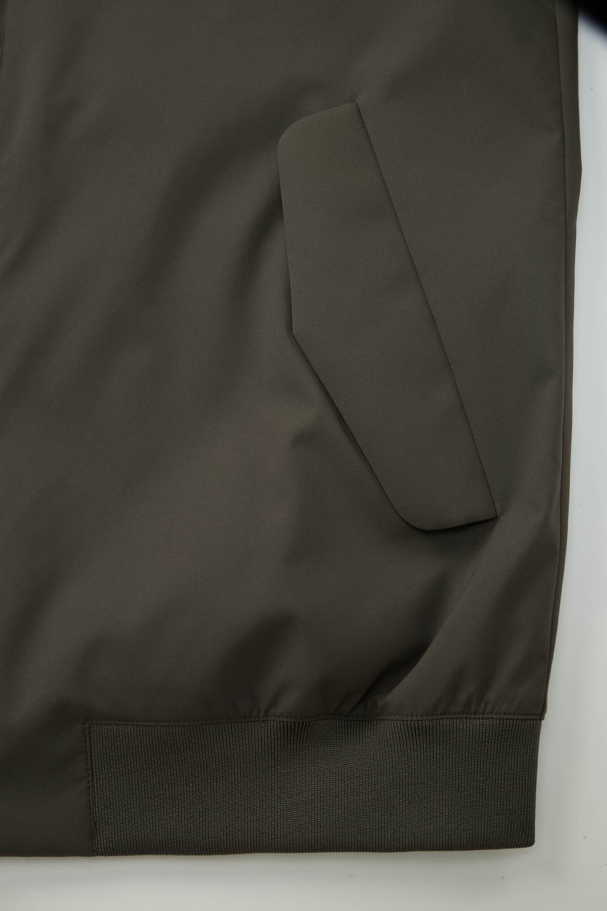 Convertible magnetic pockets